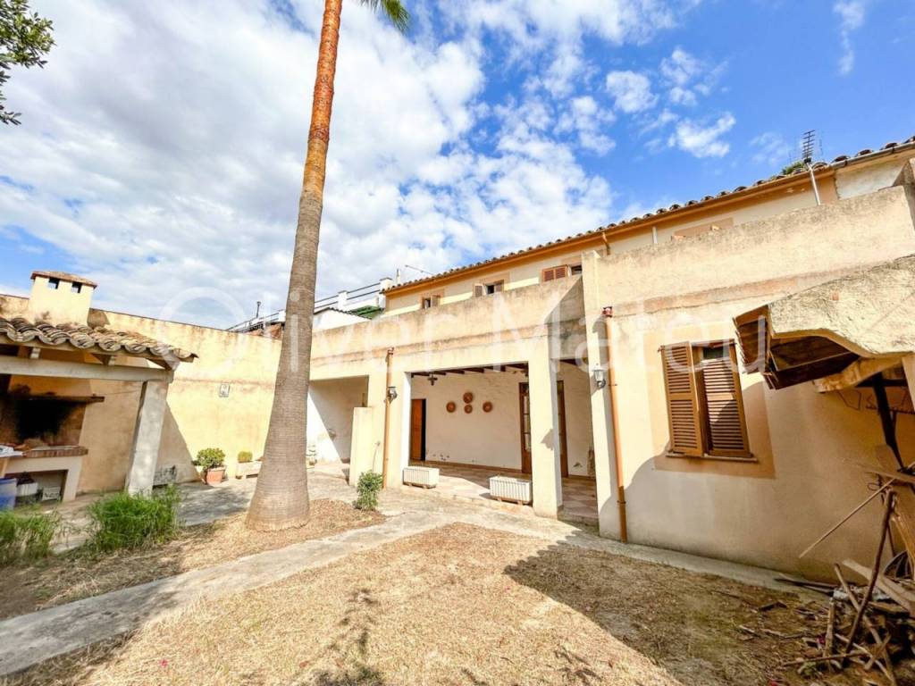 CÉNTRICA CASA MALLORQUINA CON PATIO / JARDÍN, TERRAZA Y GARAJE