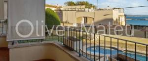 APARTAMENTO CON VISTAS AL MAR, TERRAZA, PARKING Y PISCINA COMUNITARIA